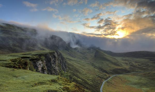 Sommet montagneux baigné par la lumière du levant