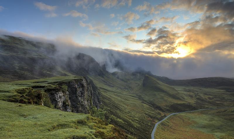 Sommet de montagne dans le brouillard