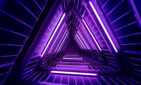 Composition architecturale abstraite éclairée de violet