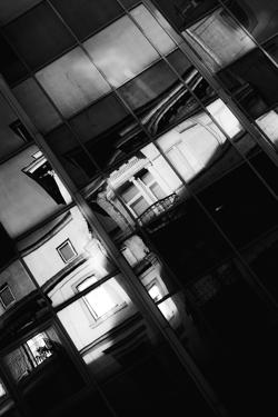 Reflet architectural abstrait en noir et blanc