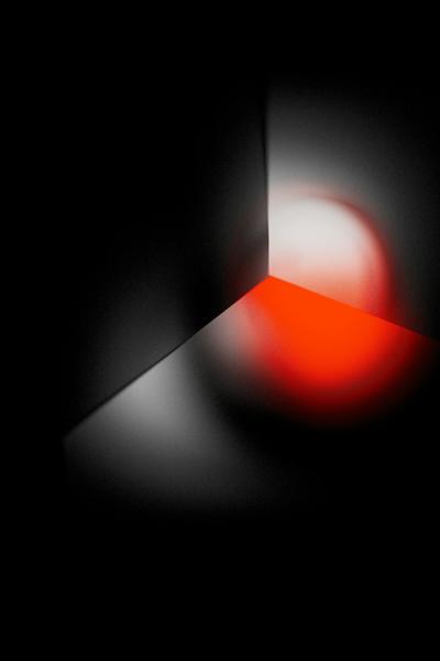 Composition abstraite rouge et noire évoquant une plateforme numérique