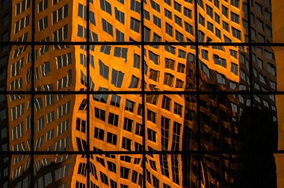Reflet doré et abstrait d'un immeuble de bureaux