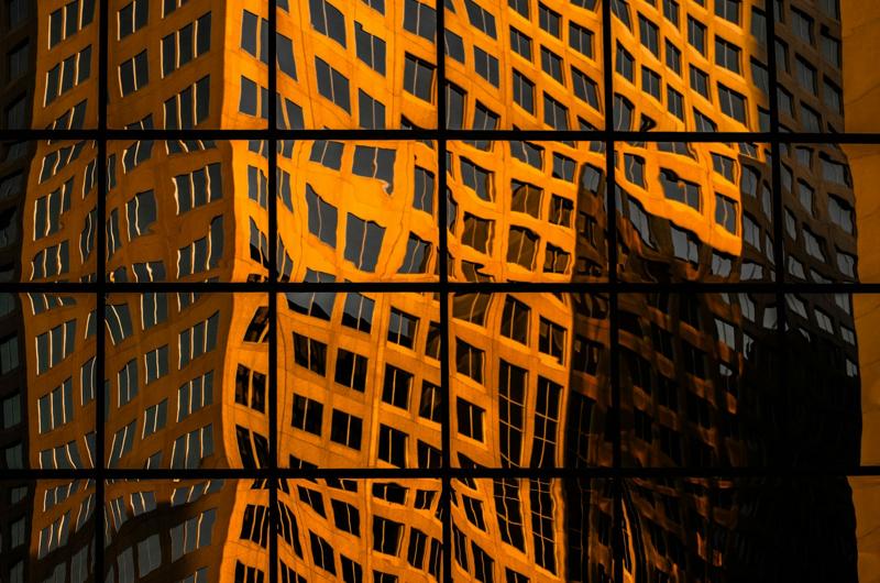 Reflet doré et abstrait d'un immeuble de bureaux