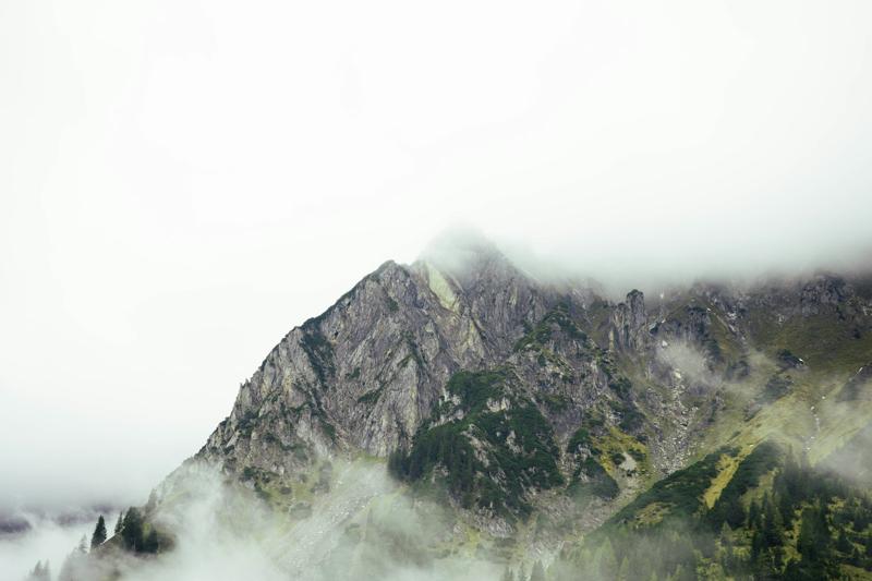 Sommet de montagne émergeant de la brume
