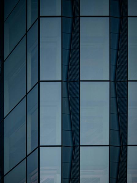 Façade vitrée aux lignes géométriques bleutées