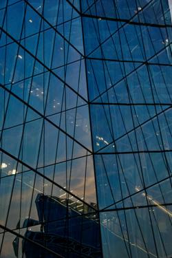 Reflet architectural sur une façade vitrée au crépuscule