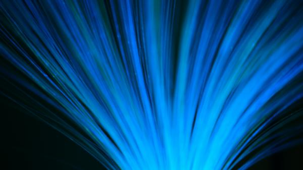 Faisceau de fibres optiques bleues en gros plan