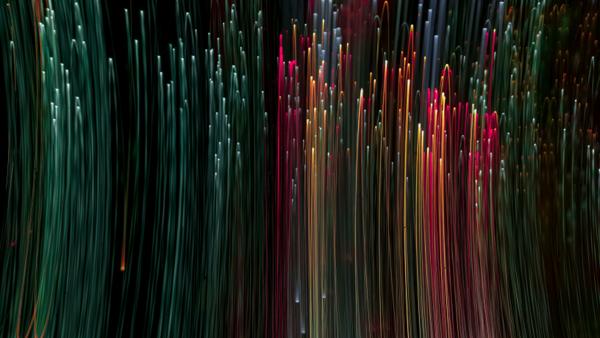Traînées de lumière colorées en longue exposition