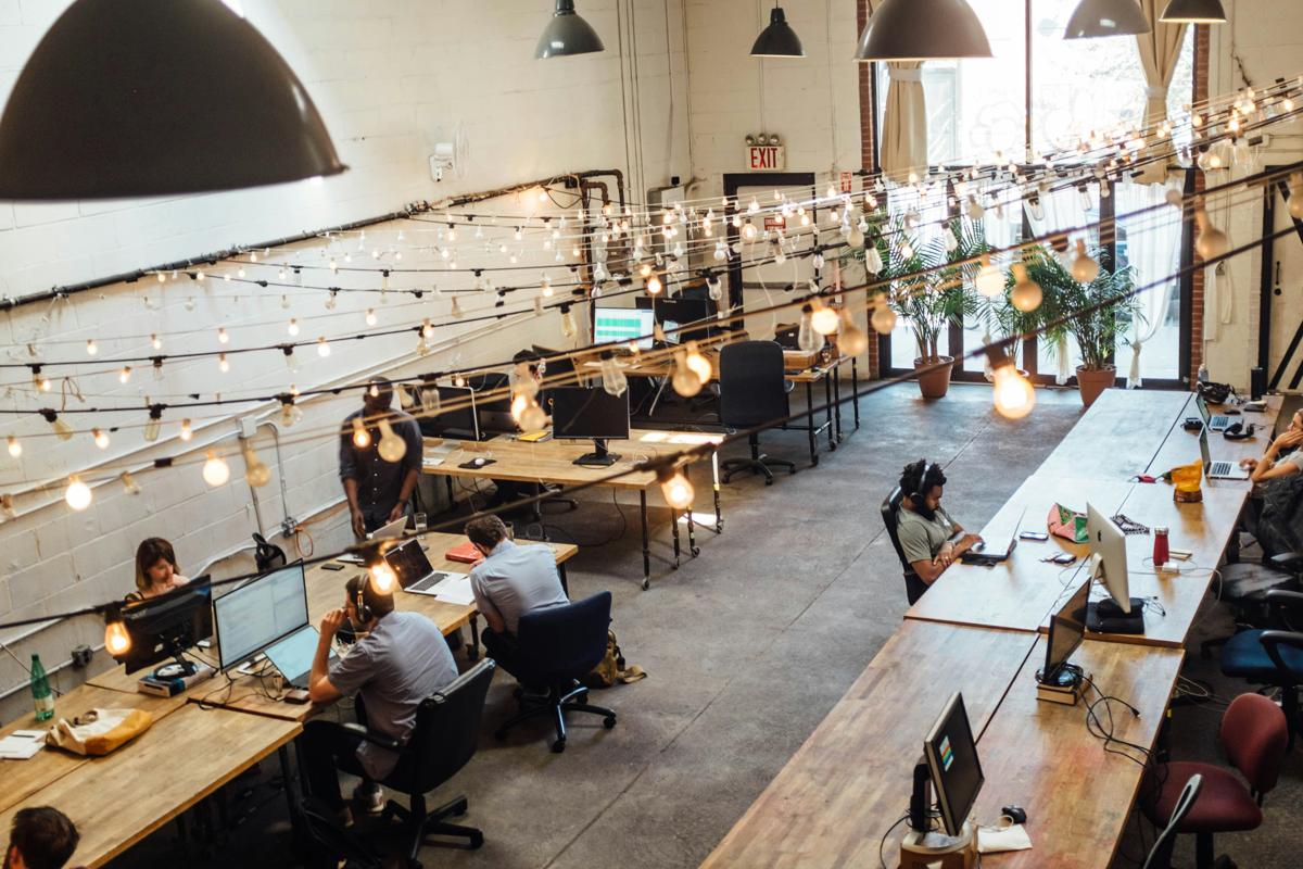 Espace de travail collaboratif moderne, ambiance chaleureuse et lumineuse